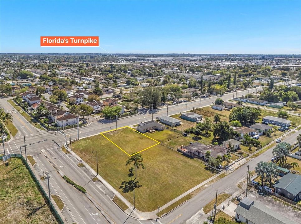 На продажу: $249,900 (0.23 acres)