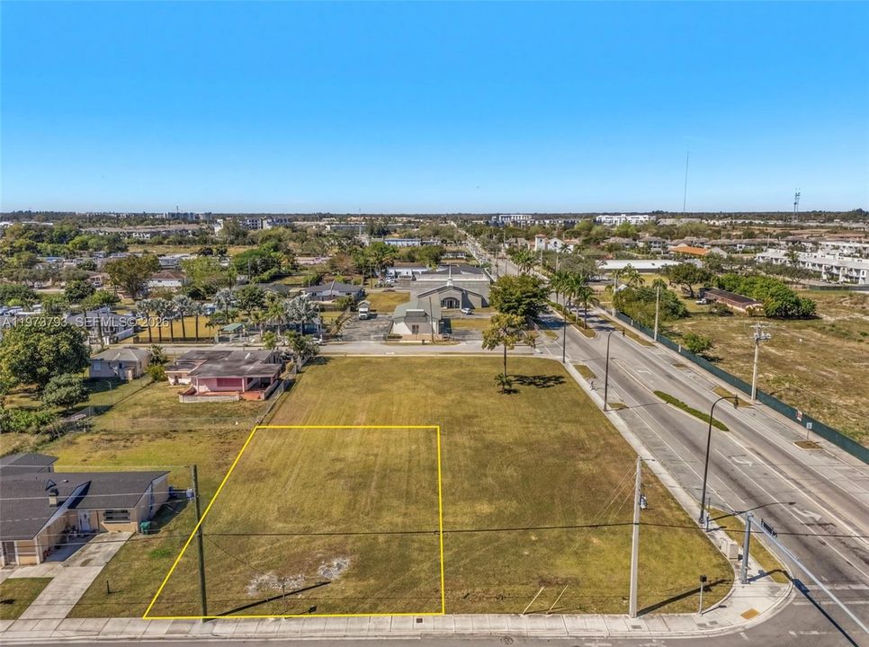 На продажу: $249,900 (0.23 acres)