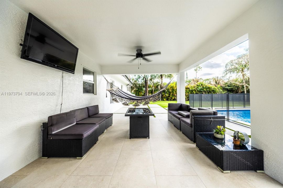 En Venta: $715,000 (3 camas, 2 baños, 1479 Pies cuadrados)