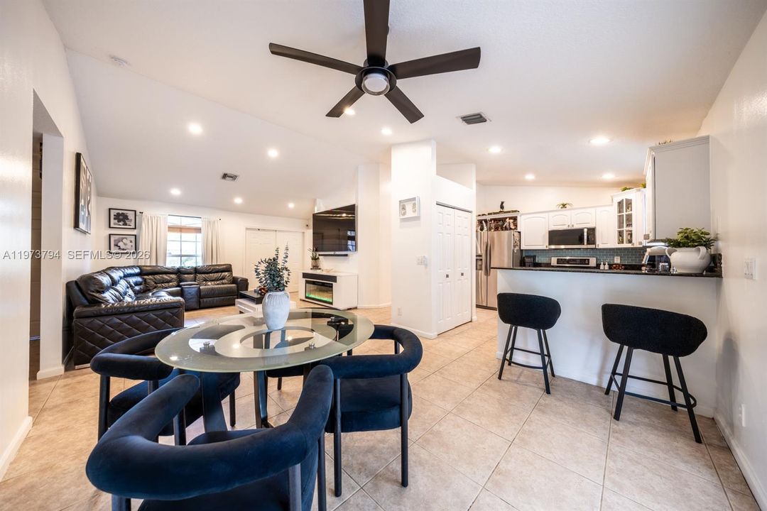 En Venta: $715,000 (3 camas, 2 baños, 1479 Pies cuadrados)