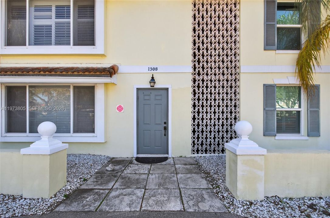For Sale: $379,000 (2 beds, 2 baths, 815 Square Feet)