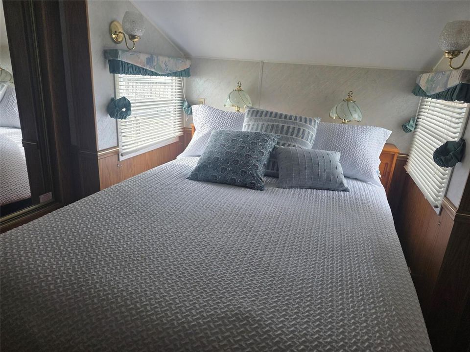 full or queen bed space