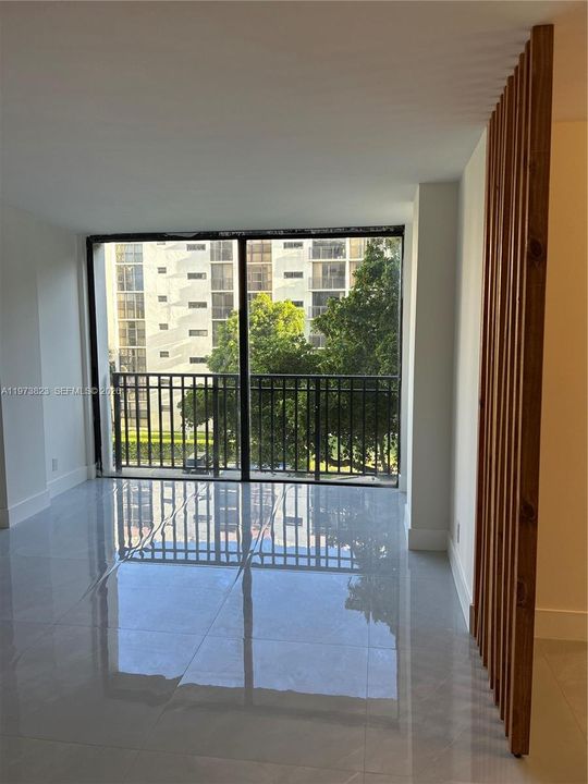 For Sale: $349,000 (1 beds, 1 baths, 767 Square Feet)