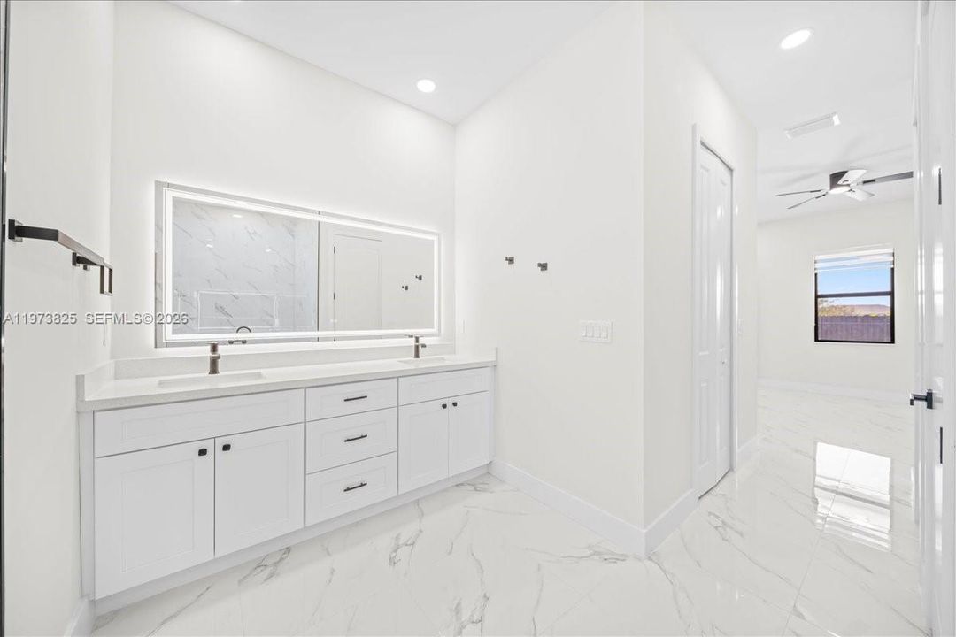 Activo con contrato: $469,900 (4 camas, 2 baños, 1832 Pies cuadrados)