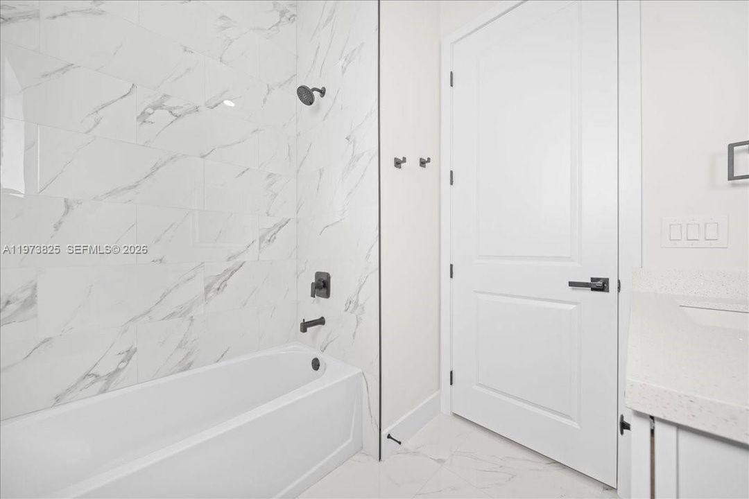 Activo con contrato: $469,900 (4 camas, 2 baños, 1832 Pies cuadrados)