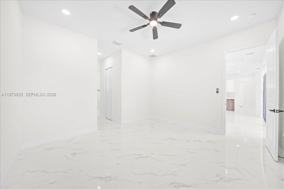 Activo con contrato: $469,900 (4 camas, 2 baños, 1832 Pies cuadrados)