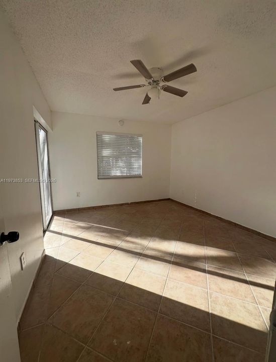 Под контрактом: $2,500 (2 спален, 2 ванн, 922 Квадратных фут)