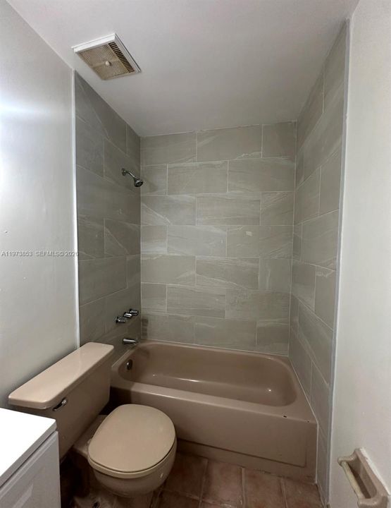 Под контрактом: $2,500 (2 спален, 2 ванн, 922 Квадратных фут)