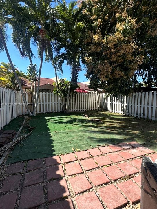 Под контрактом: $2,500 (2 спален, 2 ванн, 922 Квадратных фут)