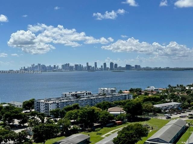 На продажу: $435,000 (2 спален, 2 ванн, 1061 Квадратных фут)