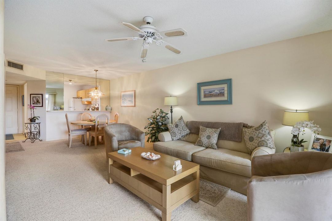 Williamsburg 105 - Living Dining 2
