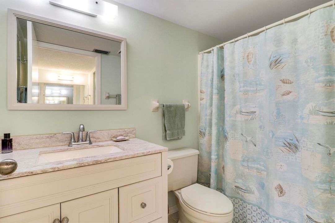 Williasmburg 105 - Master bath showersta