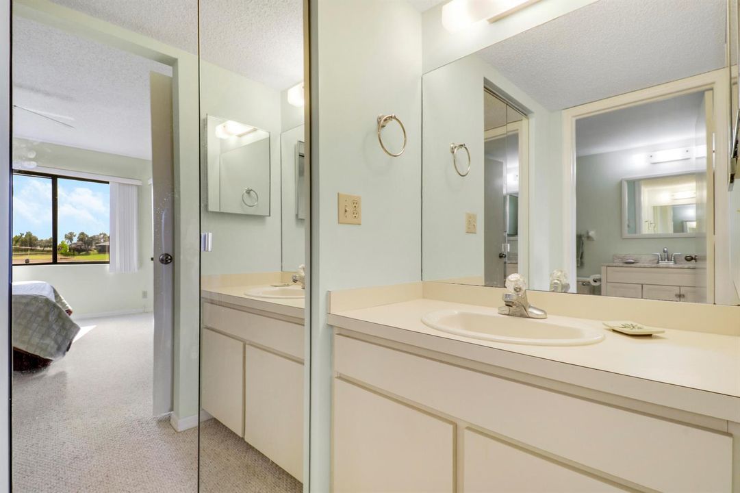Williasmburg 105 - Master Bath outside s