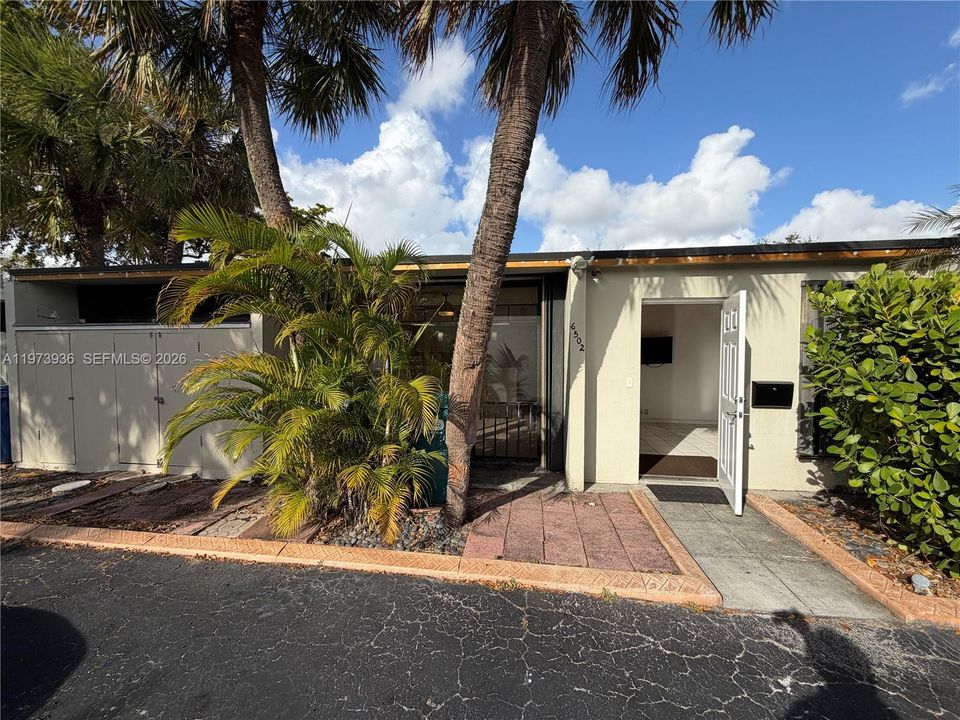 For Sale: $389,000 (2 beds, 2 baths, 790 Square Feet)