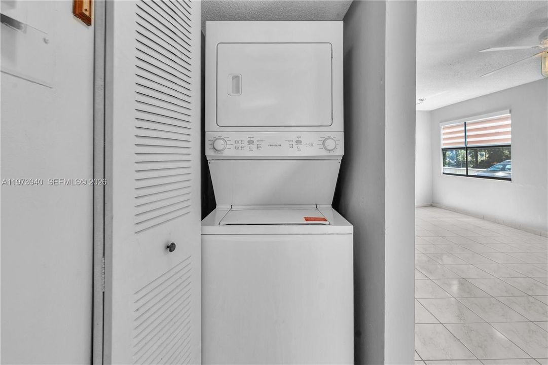 待售: $245,000 (3 贝兹, 2 浴室, 1070 平方英尺)