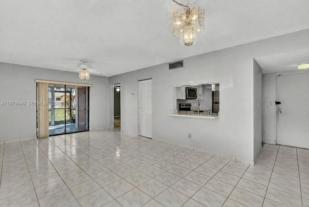 待售: $245,000 (3 贝兹, 2 浴室, 1070 平方英尺)