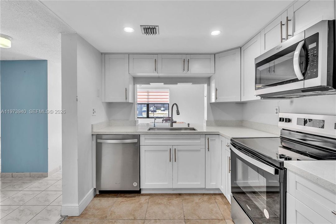 待售: $245,000 (3 贝兹, 2 浴室, 1070 平方英尺)