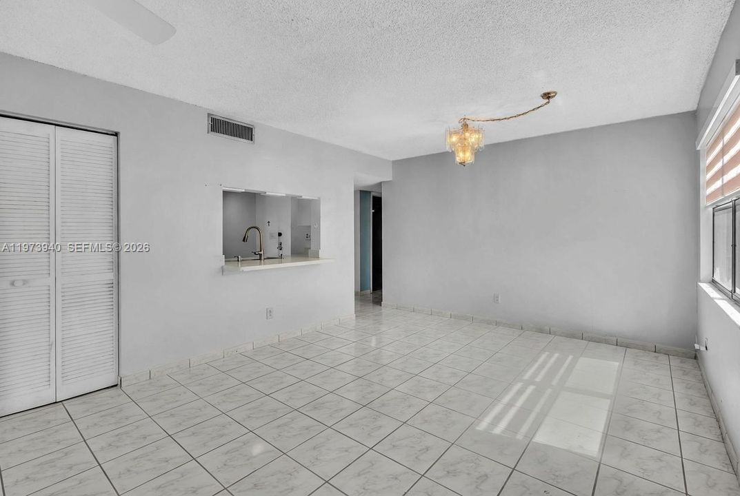 待售: $245,000 (3 贝兹, 2 浴室, 1070 平方英尺)