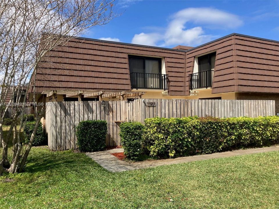 En Renta: $2,595 (2 camas, 2 baños, 1596 Pies cuadrados)