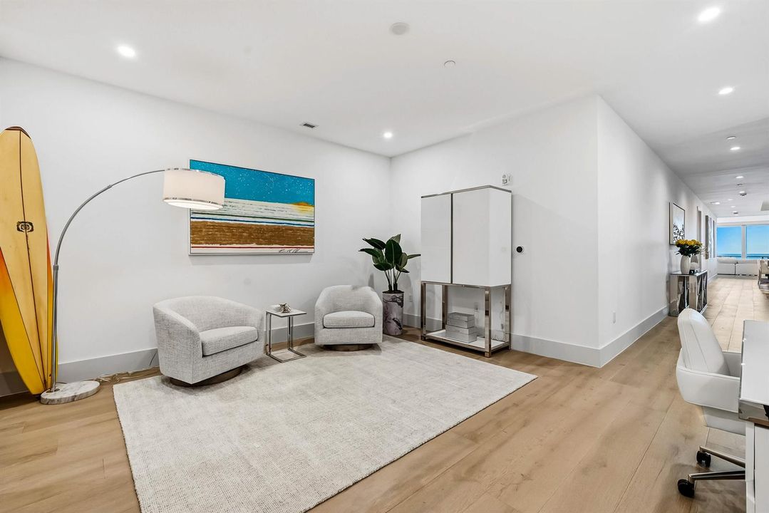 Lounge area/office