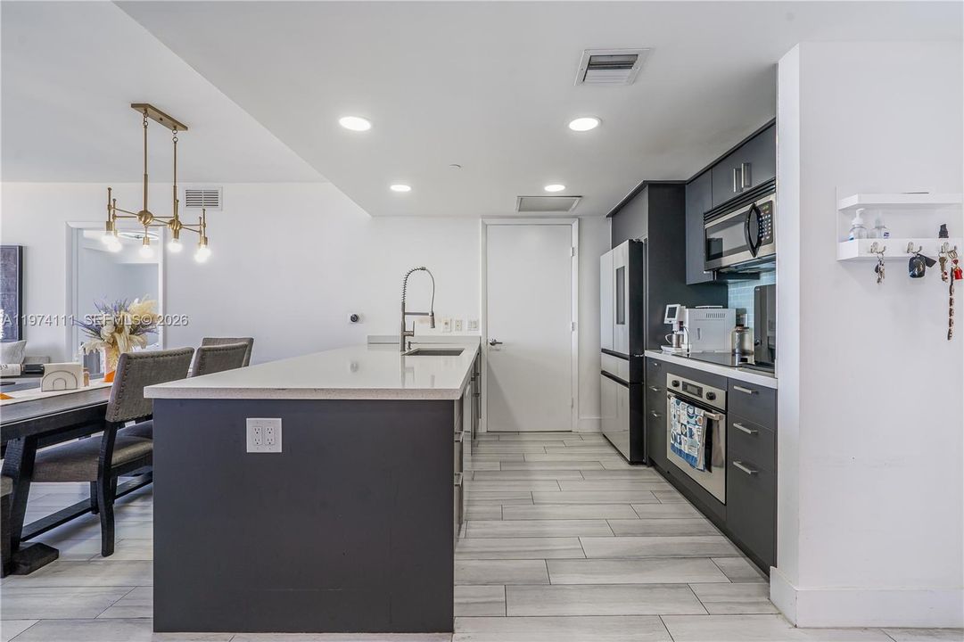 For Sale: $885,000 (2 beds, 2 baths, 1322 Square Feet)