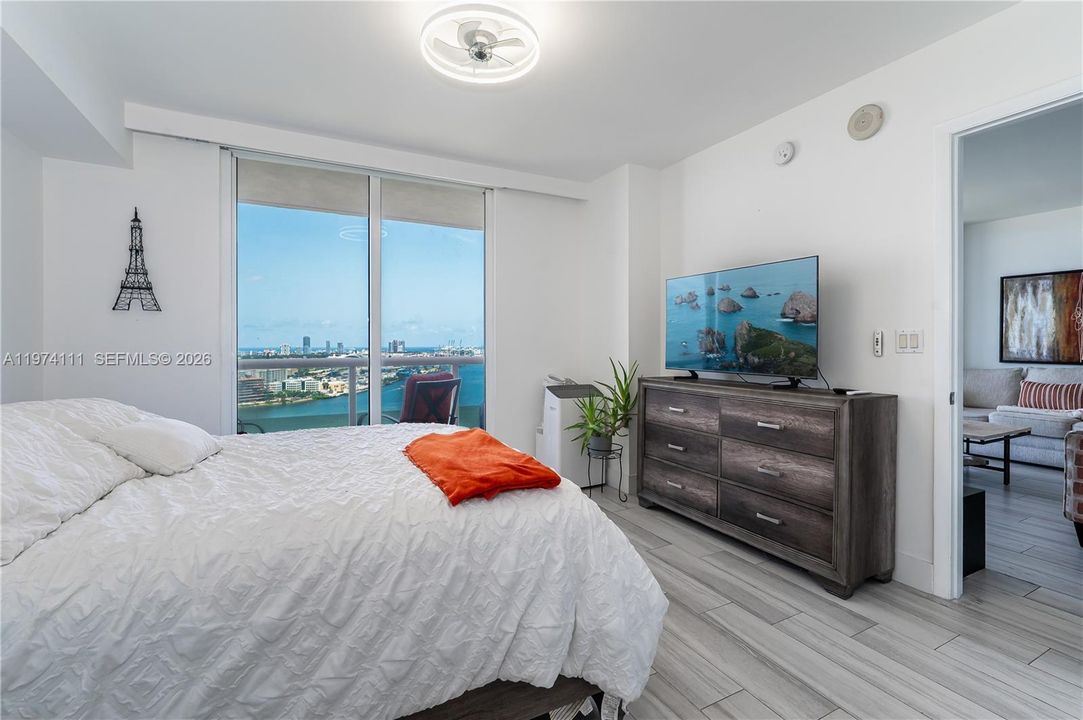 For Sale: $885,000 (2 beds, 2 baths, 1322 Square Feet)