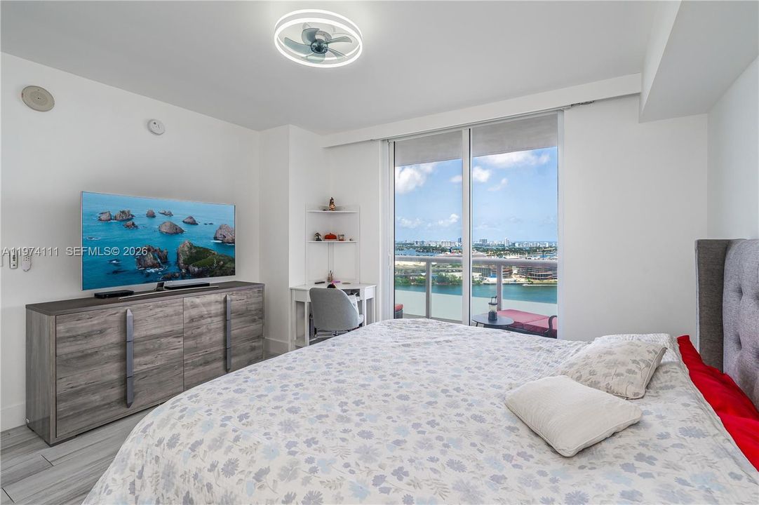 For Sale: $885,000 (2 beds, 2 baths, 1322 Square Feet)