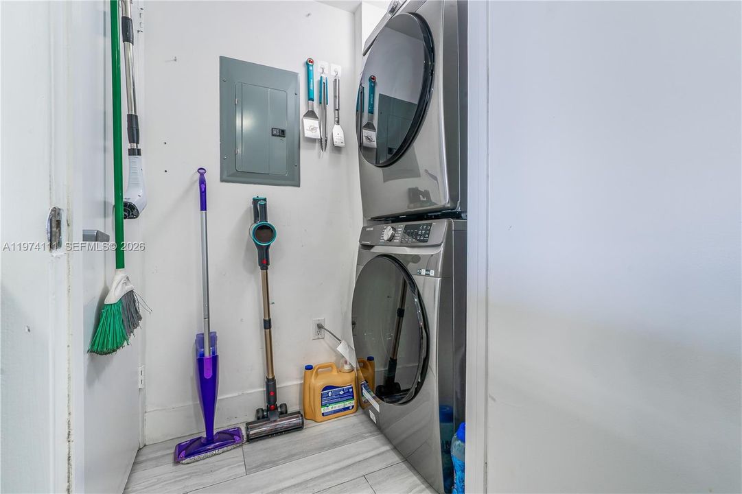 For Sale: $885,000 (2 beds, 2 baths, 1322 Square Feet)
