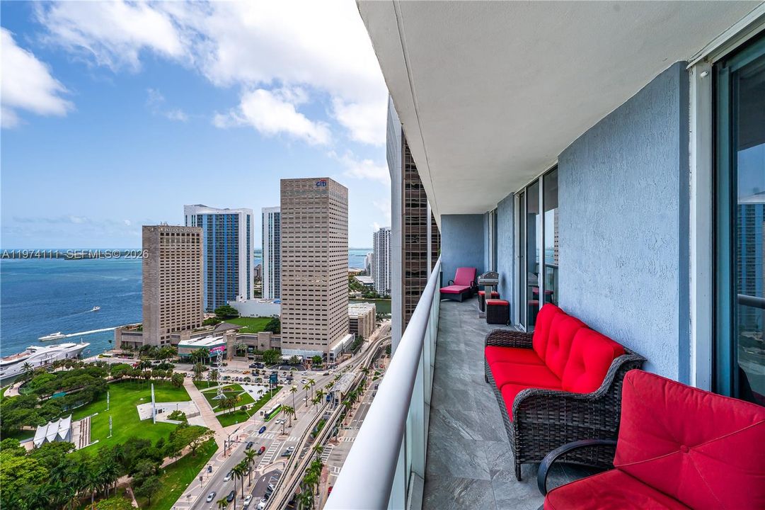 For Sale: $885,000 (2 beds, 2 baths, 1322 Square Feet)