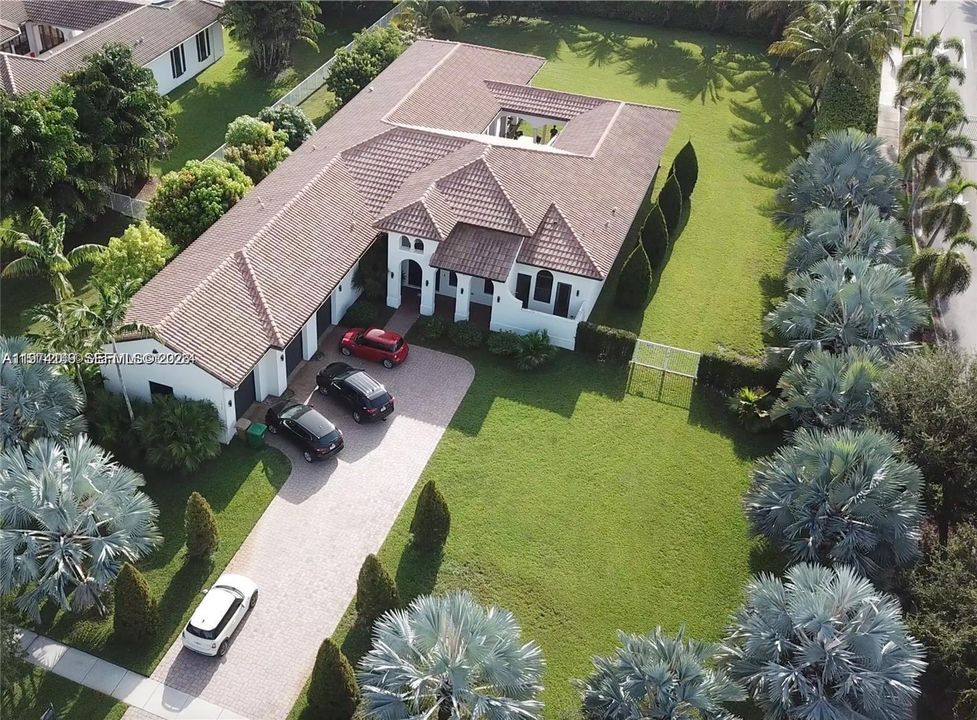 En Renta: $11,000 (4 camas, 5 baños, 4200 Pies cuadrados)