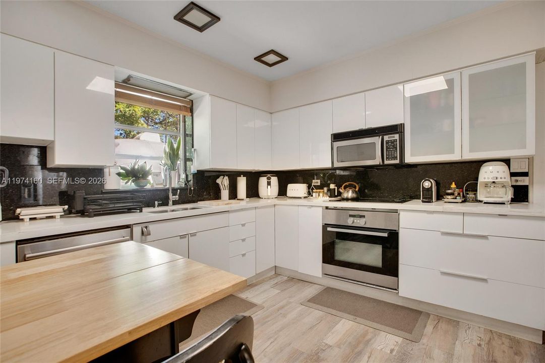 For Sale: $2,650,000 (5 beds, 5 baths, 3282 Square Feet)