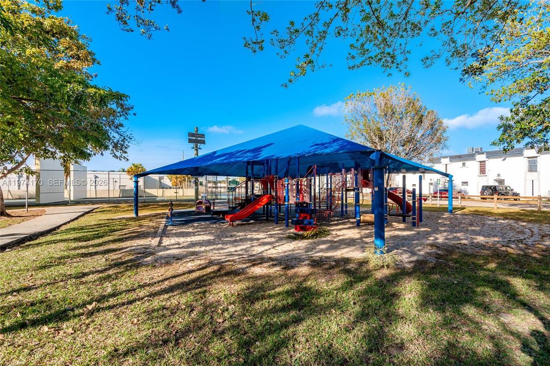 合同活跃: $199,900 (2 贝兹, 1 浴室, 763 平方英尺)