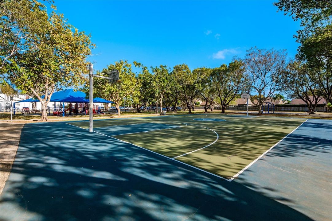 合同活跃: $199,900 (2 贝兹, 1 浴室, 763 平方英尺)