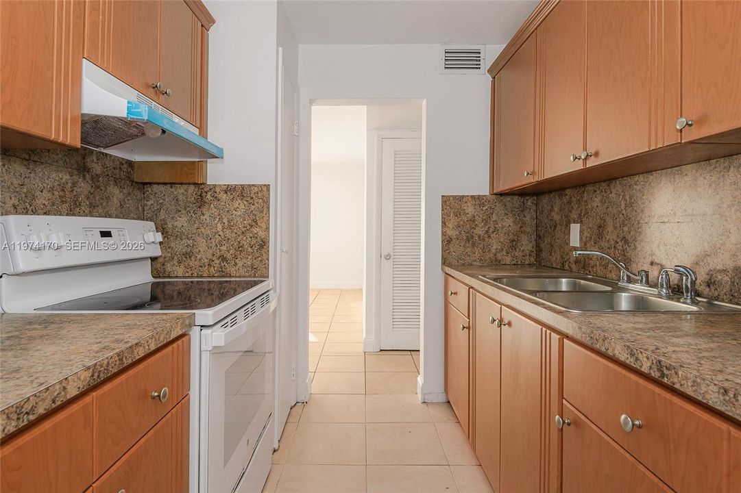 合同活跃: $199,900 (2 贝兹, 1 浴室, 763 平方英尺)