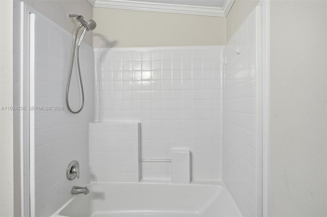 Activo con contrato: $170,000 (3 camas, 2 baños, 1350 Pies cuadrados)