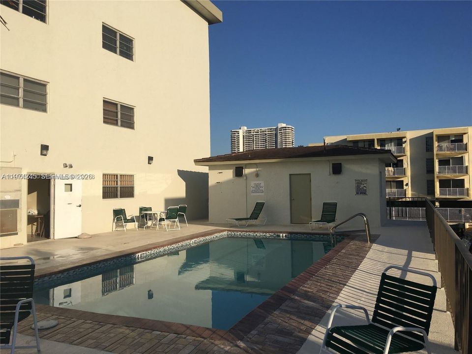 For Sale: $176,000 (1 beds, 1 baths, 750 Square Feet)