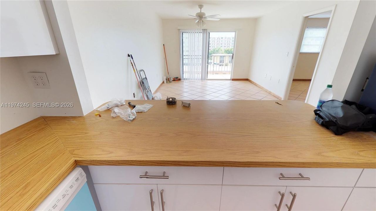 For Sale: $176,000 (1 beds, 1 baths, 750 Square Feet)