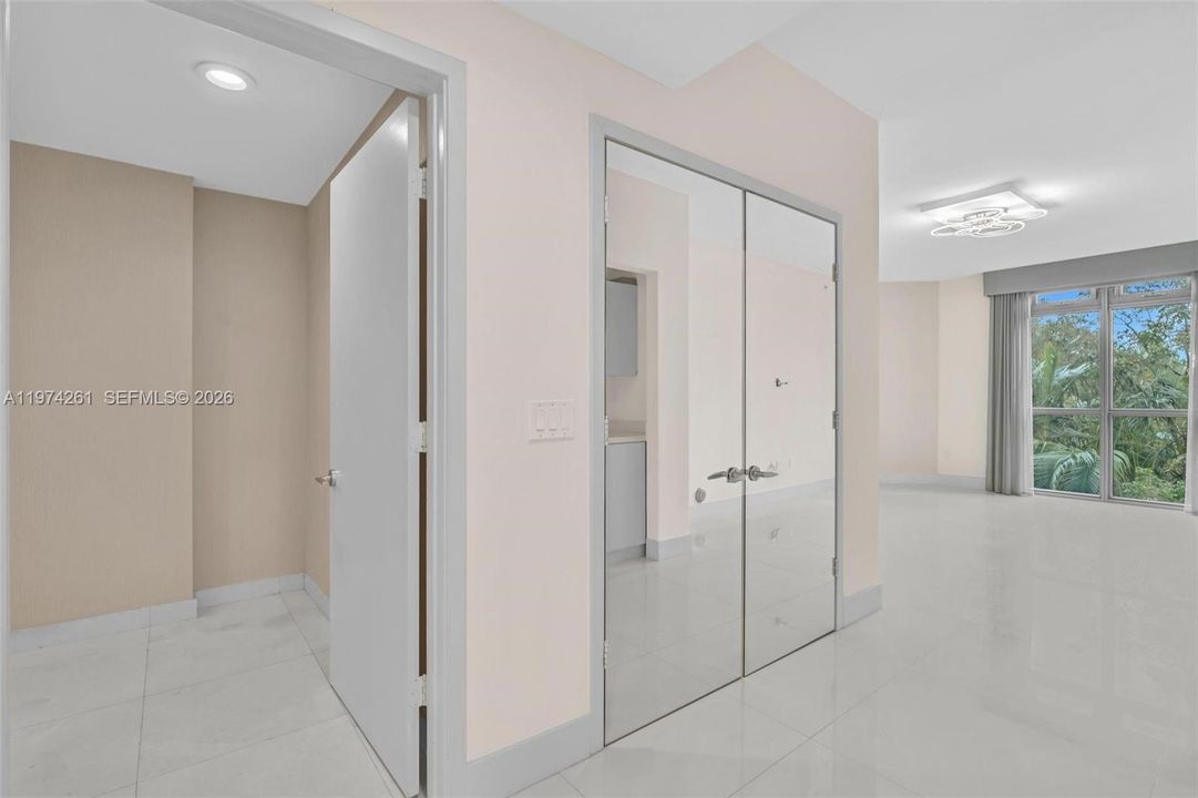 合同活跃: $7,999 (3 贝兹, 3 浴室, 2285 平方英尺)