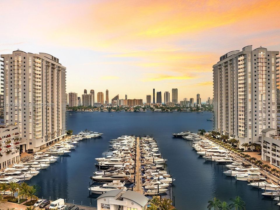 合同活跃: $7,999 (3 贝兹, 3 浴室, 2285 平方英尺)