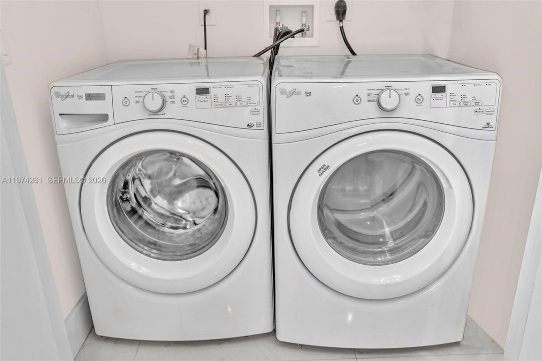 合同活跃: $7,999 (3 贝兹, 3 浴室, 2285 平方英尺)