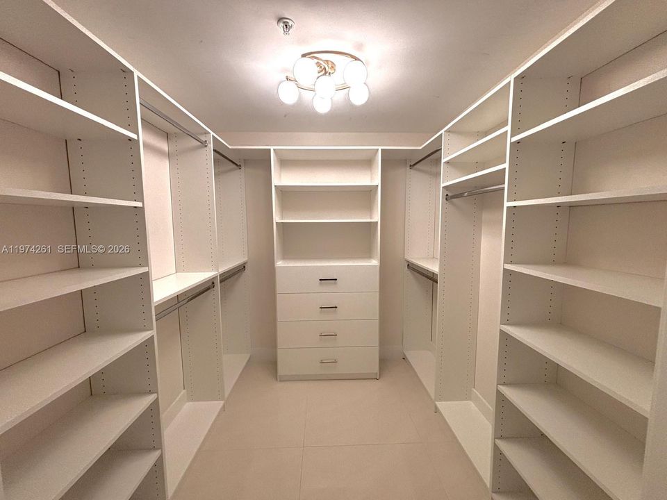 合同活跃: $7,999 (3 贝兹, 3 浴室, 2285 平方英尺)