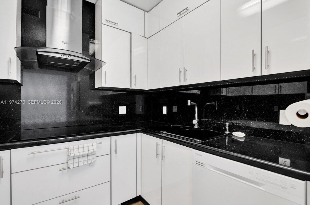 For Sale: $1,150,000 (2 beds, 2 baths, 1490 Square Feet)