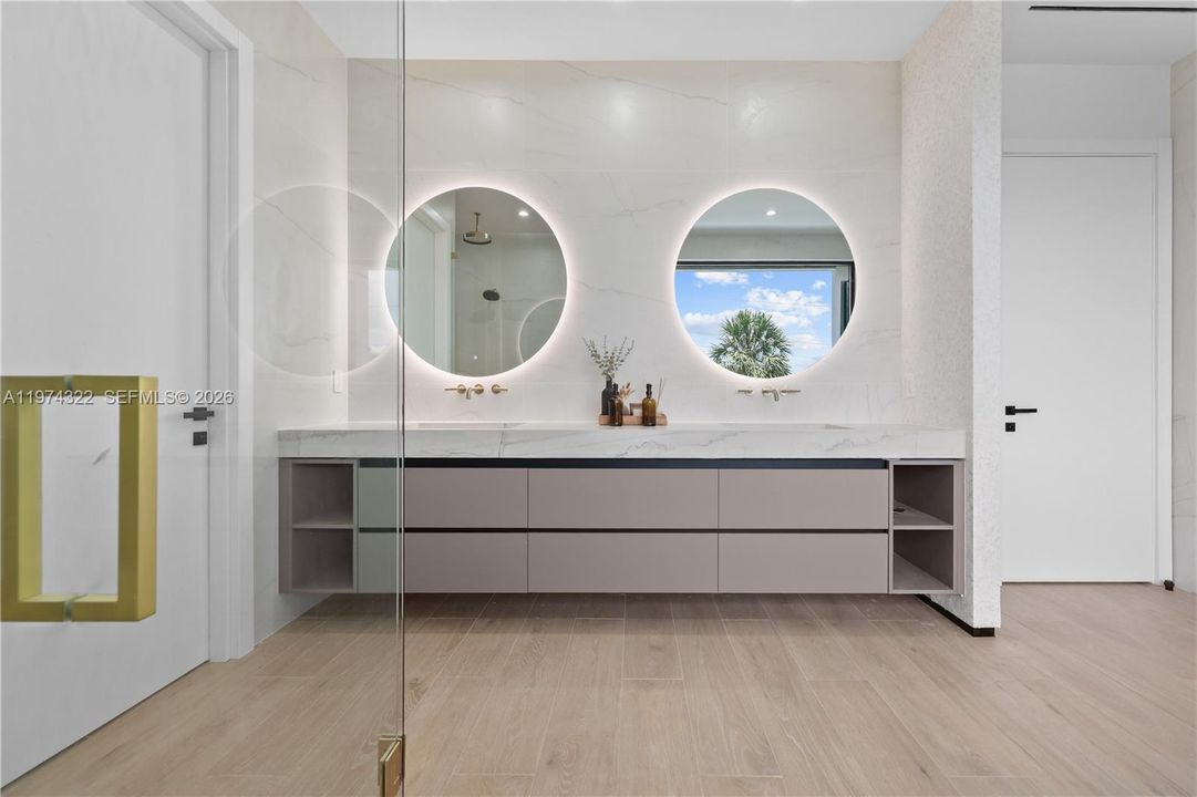 Recently Sold: $3,050,000 (4 beds, 4 baths, 3741 Square Feet)