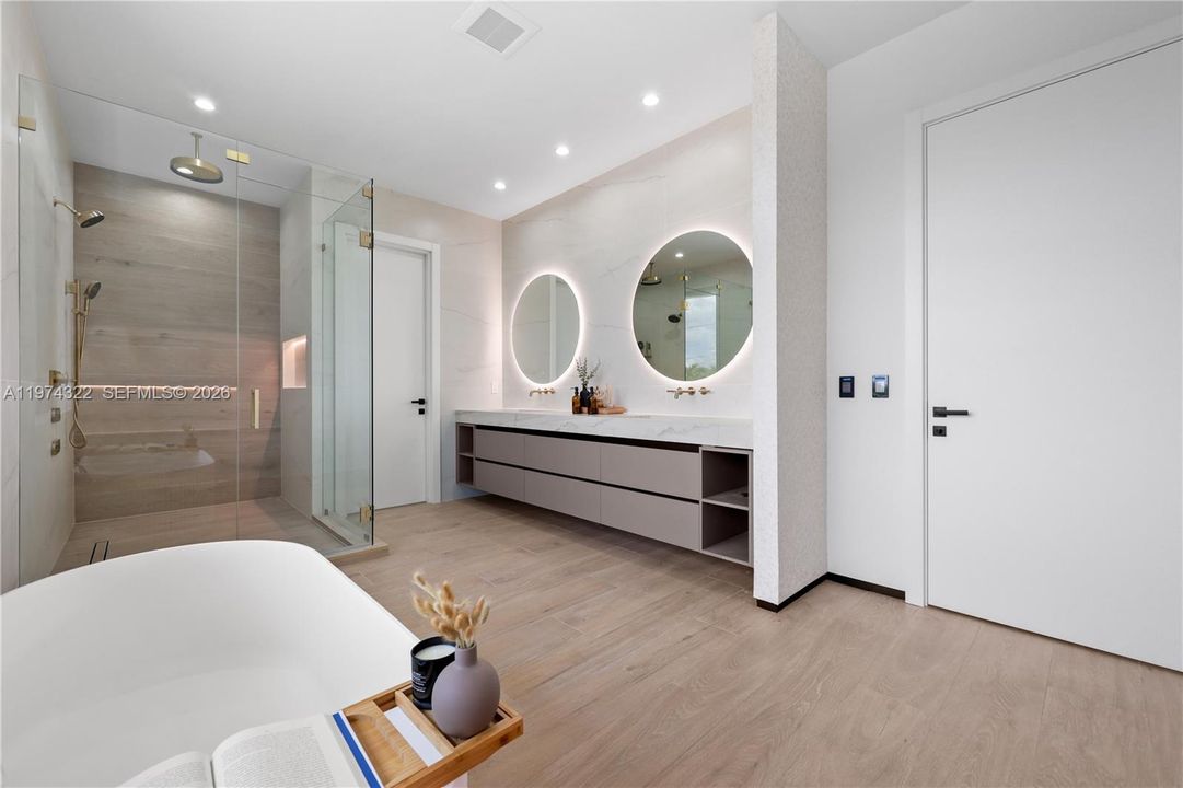 Recently Sold: $3,050,000 (4 beds, 4 baths, 3741 Square Feet)