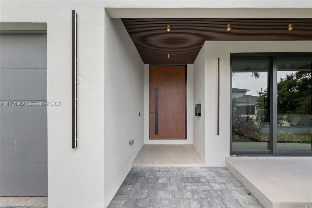 Recently Sold: $3,050,000 (4 beds, 4 baths, 3741 Square Feet)