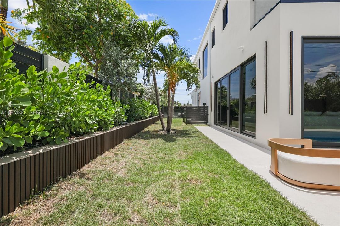 Recently Sold: $3,050,000 (4 beds, 4 baths, 3741 Square Feet)