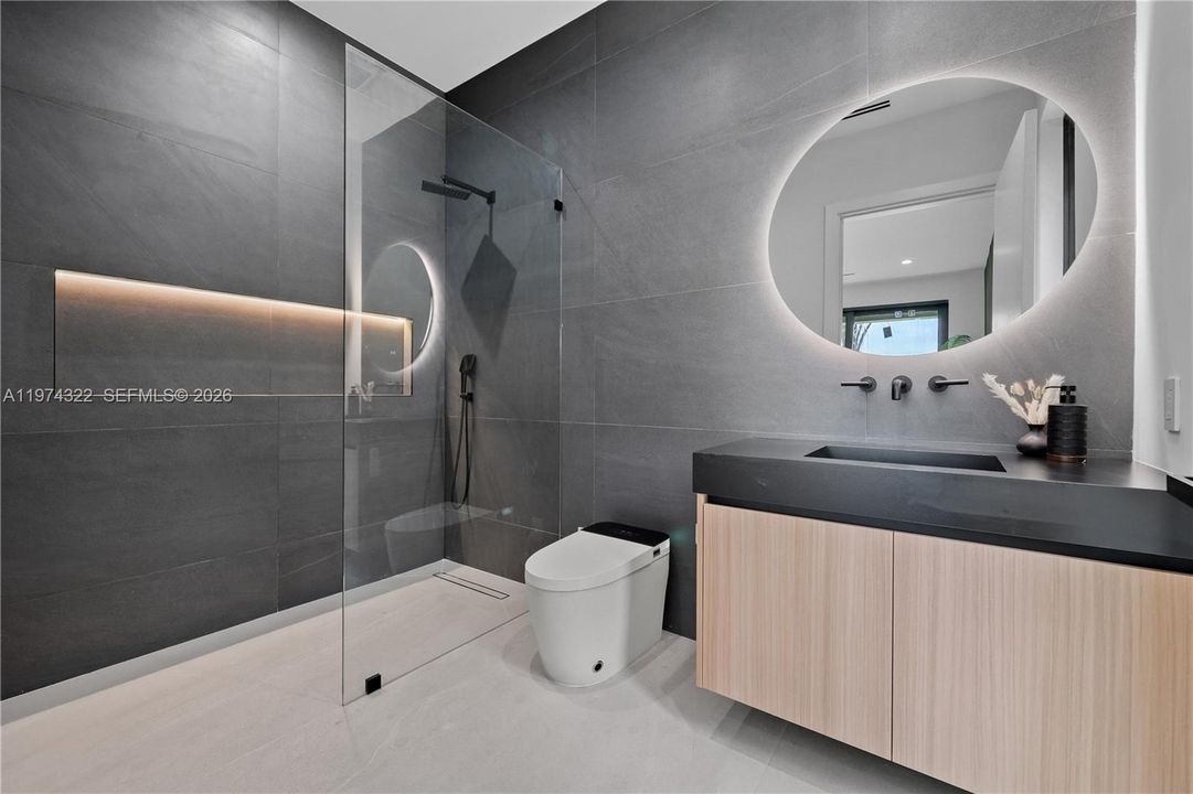 Recently Sold: $3,050,000 (4 beds, 4 baths, 3741 Square Feet)