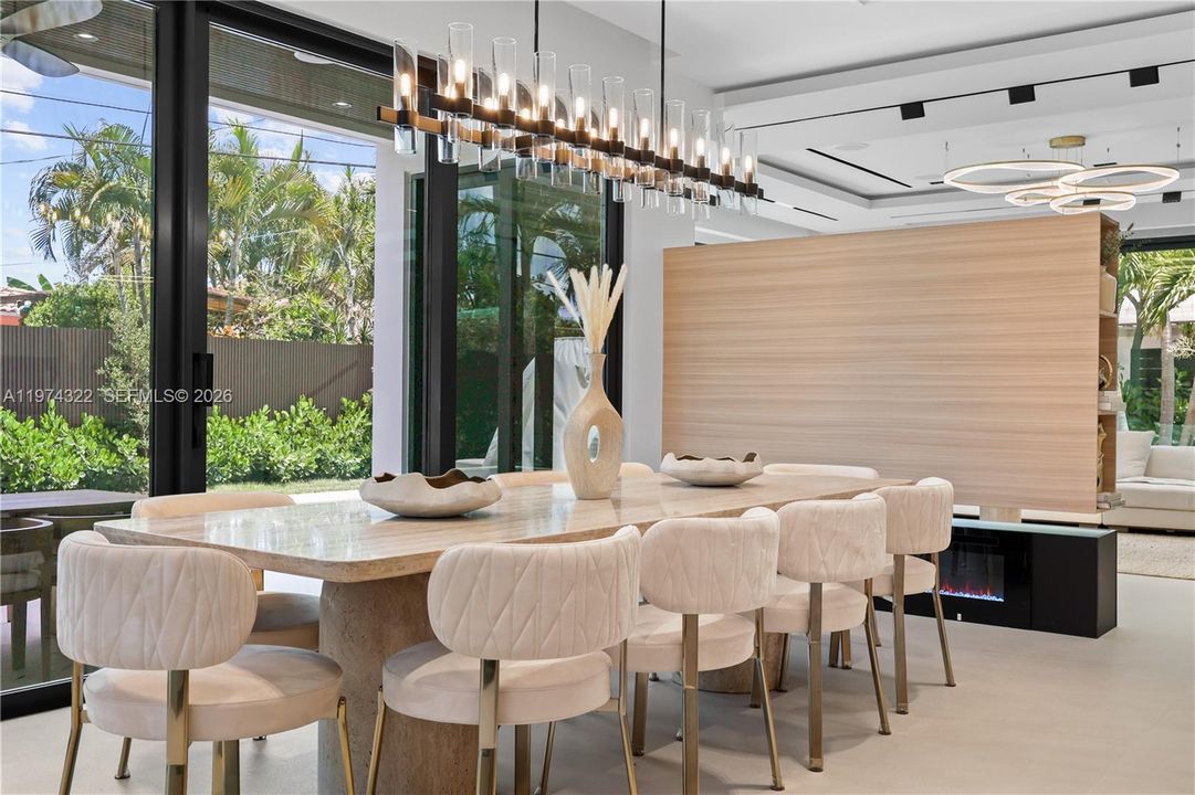 Recently Sold: $3,050,000 (4 beds, 4 baths, 3741 Square Feet)