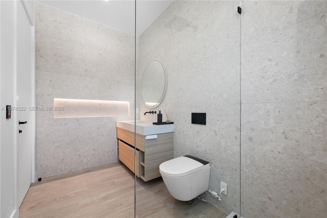 Recently Sold: $3,050,000 (4 beds, 4 baths, 3741 Square Feet)