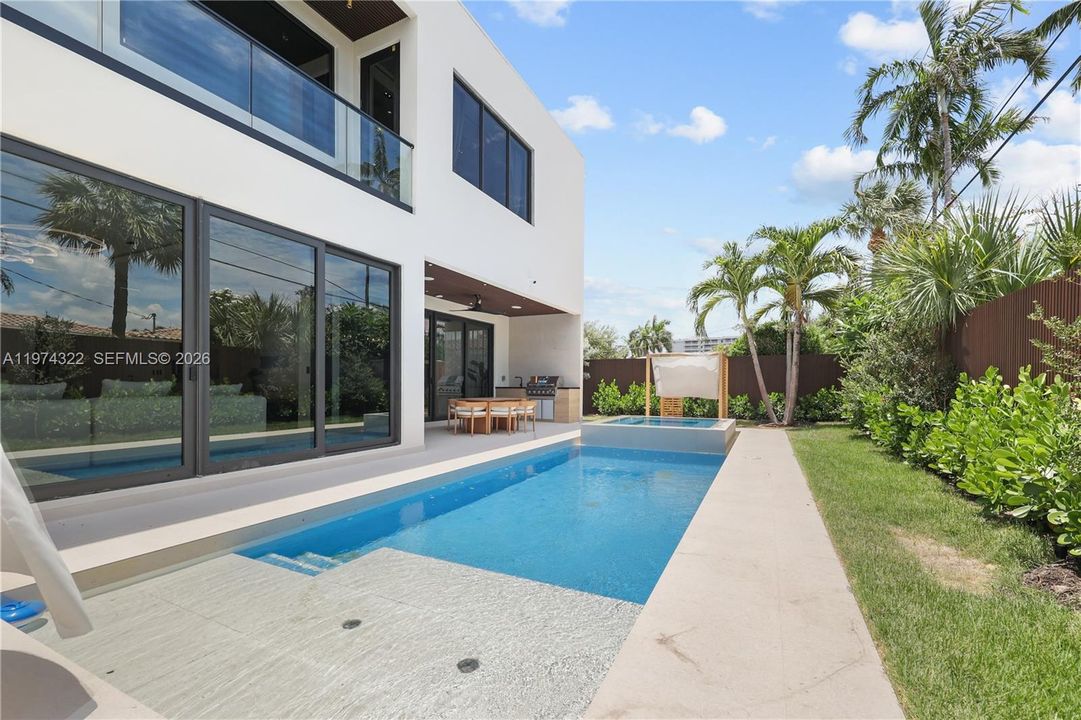 Recently Sold: $3,050,000 (4 beds, 4 baths, 3741 Square Feet)